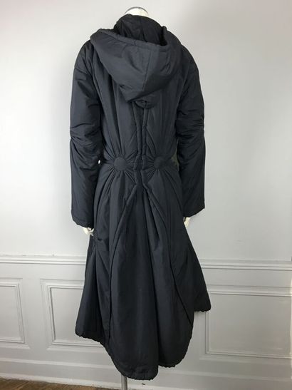 ISSEY MIYAKE

Manteau long en nylon de soie...