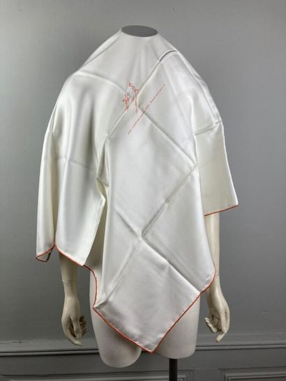HERMES Paris

Carré en twill de soie blanc...