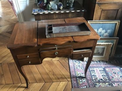 Une coiffeuse de style Louis XV

XIXème siècle

Manques...