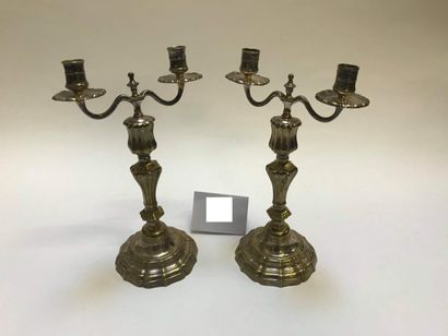 Paire de candélabres à deux lumières en bronze...