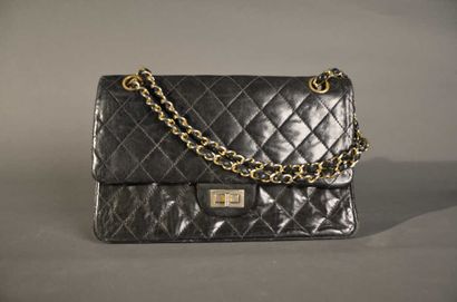 Dans le goût de CHANEL, 

 Joli sac porté...