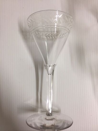 Service de verres en cristal à pied et décor...