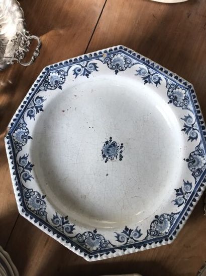 Lot de faïences comprenant :

Un plat en...