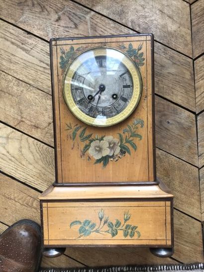 Pendule en bois peint, décor de fleurs

XIXe...