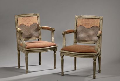 Paire de fauteuils cannés à dossier plat...