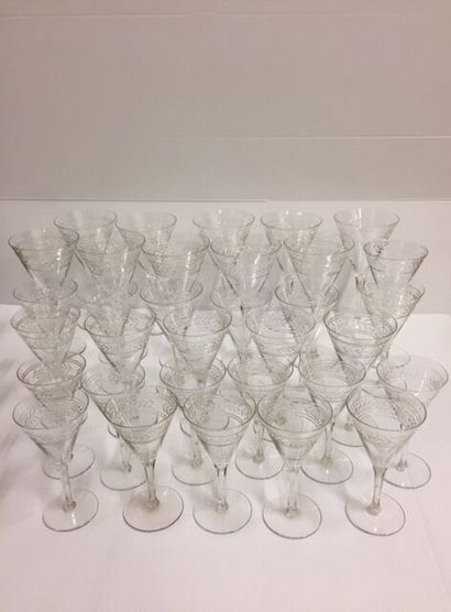 Service de verres en cristal à pied et décor...