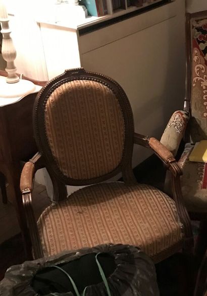 Une paire de fauteuils cabriolet en bois...