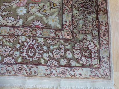Tapis Héréké en soie (chaîne, trame et velours...