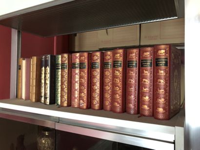 Un lot de livres brochés et reliés dont les...