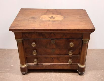 Une commode de maitrise en bois, style Empire

H....