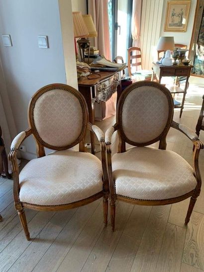 Paire de fauteuils médaillons en bois naturel....