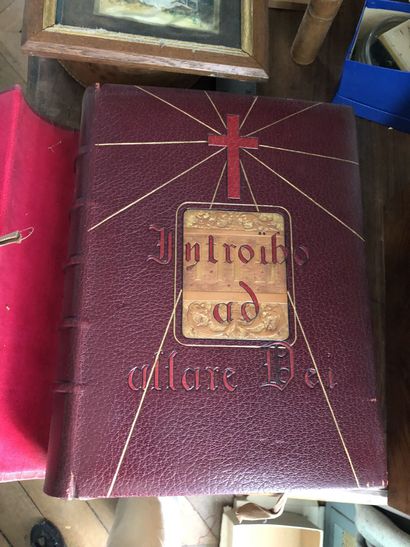 Un lot de livres brochés et reliés dont les...
