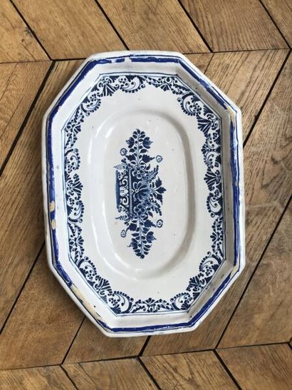 Lot de faïences comprenant :

Un plat en...