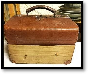 Mallette de toilette en cuir. Housse en tissu,...