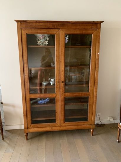Vitrine en noyer

XIXe siècle

H. 174 cm...