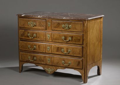 Commode en placage de noyer et bois de violette...
