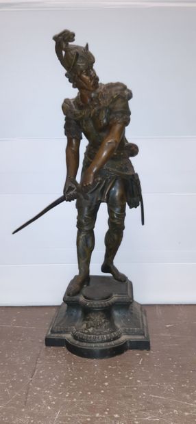 Deux sculptures en résine, l'une représentant...