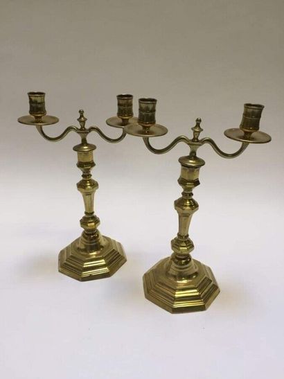 Paire de candélabres à deux lumières en bronze...
