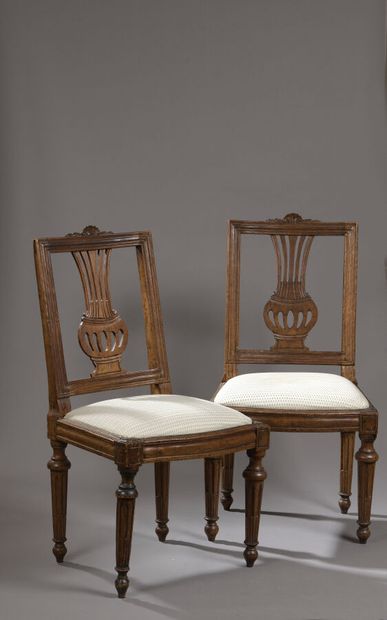 Paire de chaises à châssis en hêtre mouluré,...
