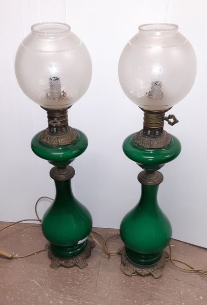 Paire de lampes à pétrole en verre teinté...