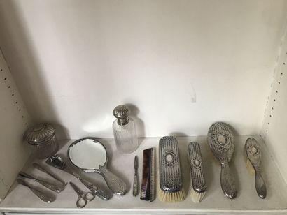 Un nécessaire à toilette en métal argenté...