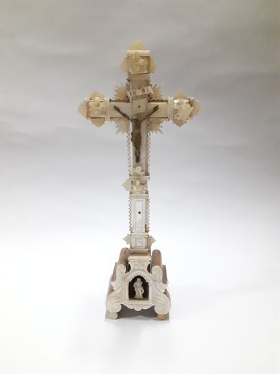 Croix de Jérusalem en bois d'olivier agrémenté...