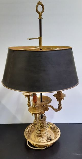Une lampe-bouillote.

H. 66,5 cm L. 35,5...