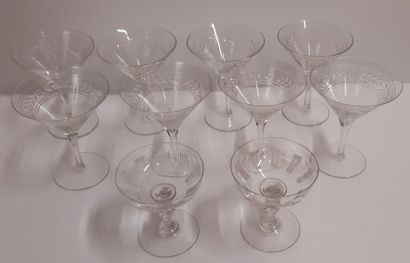 Service de verres en cristal à pied et décor...