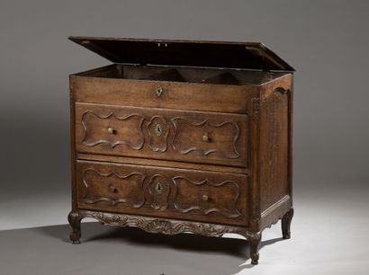 Commode en chêne mouluré ouvrant à un casier...
