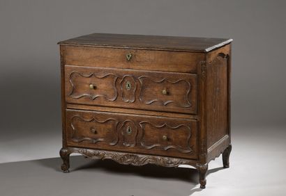 Commode en chêne mouluré ouvrant à un casier...