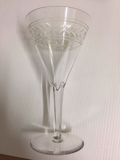 Service de verres en cristal à pied et décor...