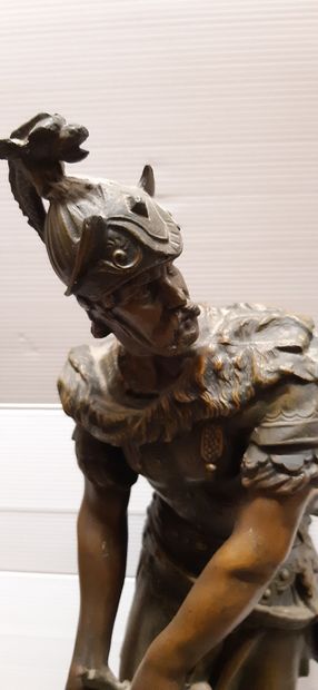Deux sculptures en résine, l'une représentant...