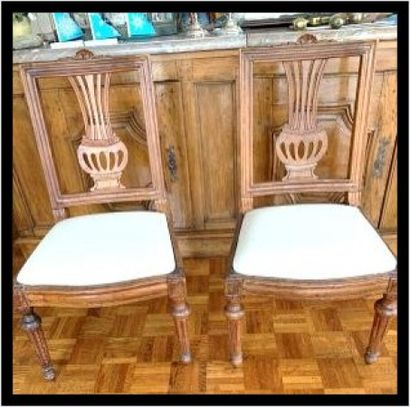 Paire de chaises à châssis en hêtre mouluré,...