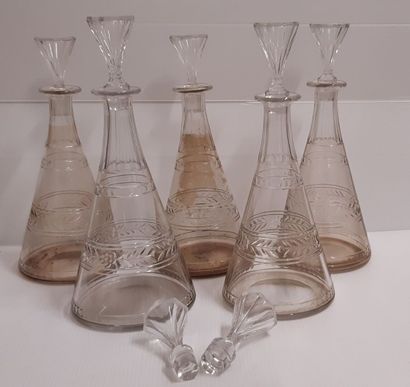 Service de verres en cristal à pied et décor...