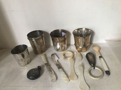 Lot en argent comprenant deux timbales en...