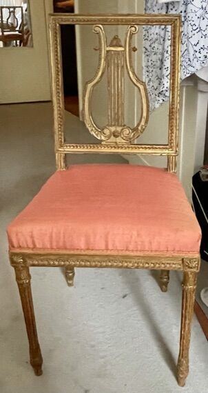 Chaise en bois doré, dossier 