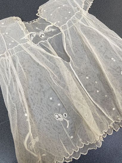 Sur-robe de baptême en tulle brodé