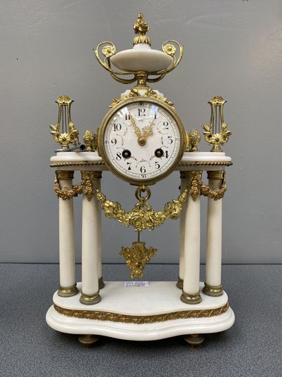 Garniture de cheminée en marbre blanc et...
