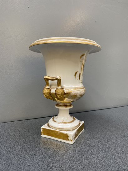 Vase Médicis en porcelaine de Paris blanche...