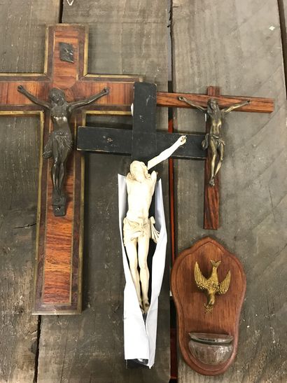 Ensemble de crucifix et bénitiers
en ivoire,...