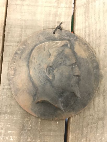Médaillon en fonte de fer
au profil de Frédéric...