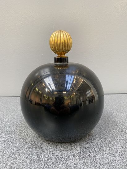 Jeanne LANVIN

Flacon en verre noir et doré...