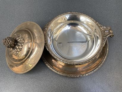 Légumier couvert et son présentoir en argent...