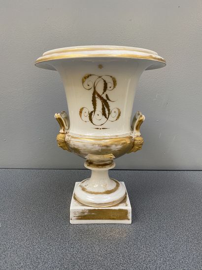 Vase Médicis en porcelaine de Paris blanche...