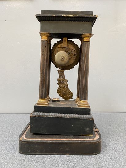 Pendule portique en palissandre marquetée...
