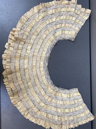 Volant de jupe en dentelle et satin