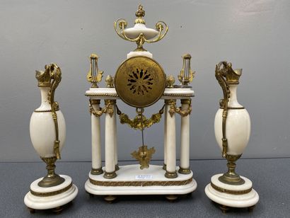 Garniture de cheminée en marbre blanc et...