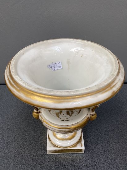 Vase Médicis en porcelaine de Paris blanche...