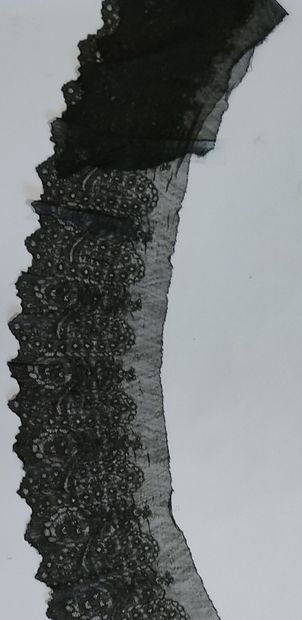 Skirt of top put in flat in lace of Chantilly...