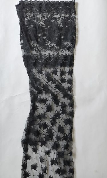 Skirt of top put in flat in lace of Chantilly...